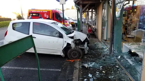 Une voiture percute la devanture d'une pharmacie à Pure 